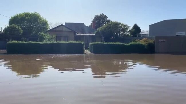 Flood levels soar in Victoria, threatening homes