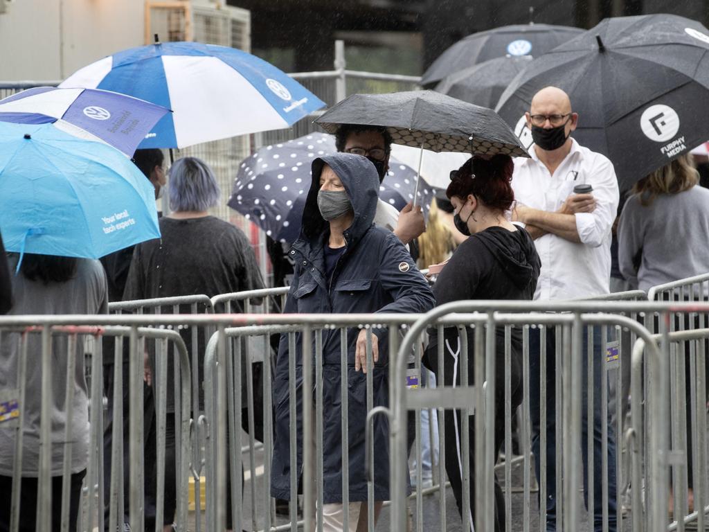 Queues for testing at the Alfred Hospital on Sunday morning. Picture: NCA NewsWire / David Geraghty