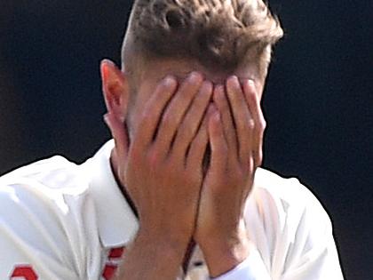 England bowler Stuart Broad reacts after being hit to the boundary by Australian batsman Steve Smith on Day 2 of the Third Ashes Test match between Australia and England at the WACA ground in Perth, Friday, December 15, 2017. (AAP Image/Dave Hunt) NO ARCHIVING, EDITORIAL USE ONLY, IMAGES TO BE USED FOR NEWS REPORTING PURPOSES ONLY, NO COMMERCIAL USE WHATSOEVER, NO USE IN BOOKS WITHOUT PRIOR WRITTEN CONSENT FROM AAP