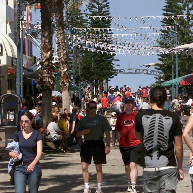 People tourists in Cavill Avenue pedestrian shopping mall in Surfers Paradise