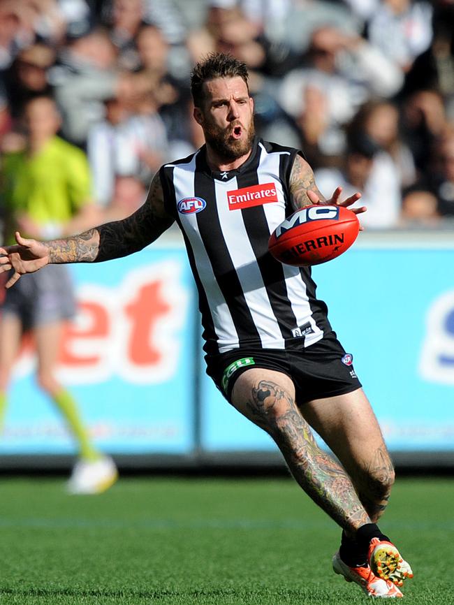 Dane Swan of Collingwood kicks forward, during the Round 5 AFL match between the Collingwood Magpies and the North Melbourne Kangaroos at the MCG in Melbourne, Saturday, April 19, 2014. (AAP Image/Joe Castro).