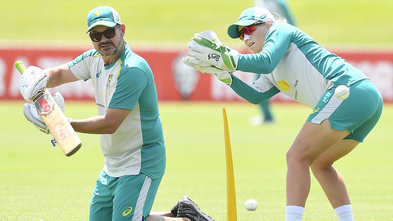 Matthew Mott works with Alyssa Healy. Picture: Albert Perez / Getty Images