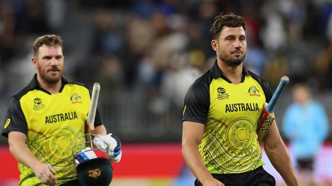 Australia's Aaron Finch (L) and Marcus Stoinis walk off the field after their win in the ICC men's Twenty20 World Cup 2022 cricket match between Australia and Sri Lanka at Perth Stadium on October 25, 2022 in Perth. (Photo by Trevor Collens / AFP) / -- IMAGE RESTRICTED TO EDITORIAL USE - STRICTLY NO COMMERCIAL USE --