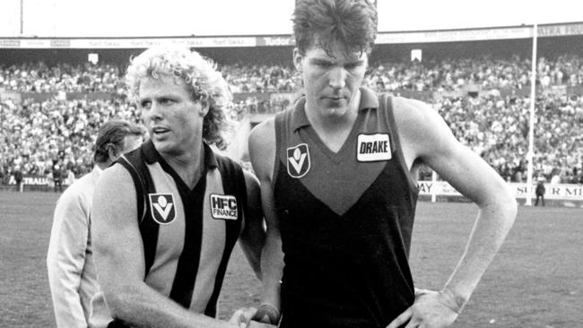 Dermott Brereton shakes Jim Stynes’ hand after the 1987 preliminary final.