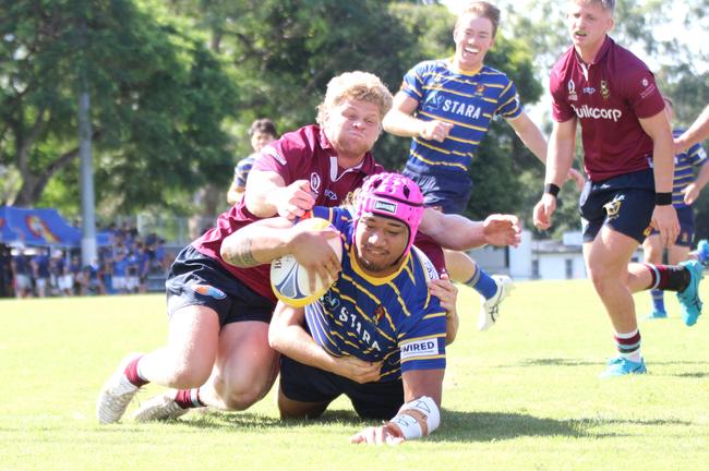 Kye Porter attempts a tackle on PJ Su'a.