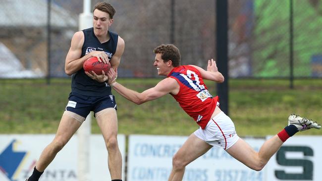 Harrison Macreadie marks as Coburg’s Peter McEvoy attempts a late spoil. Picture: Hamish Blair