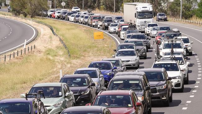 Cars queue to cross the border into Victoria from Albury on January 1. Picture: Simon Dallinger