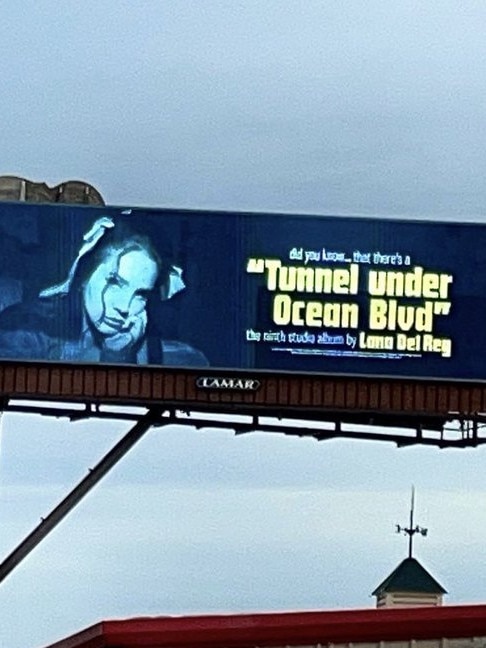 There's only one billboard up for Del Rey's new album. Picture: @gabrimoonn on Twitter.