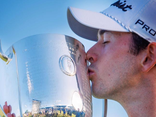 TOPSHOT - Elvis Smylie of Australia kisses the Joe Kirkwood Cup after winning the Australian PGA Championship at Royal Queensland Golf Club in Brisbane on November 24, 2024. (Photo by Patrick HAMILTON / AFP) / -- IMAGE RESTRICTED TO EDITORIAL USE - STRICTLY NO COMMERCIAL USE --