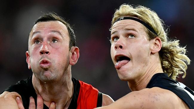 MELBOURNE, AUSTRALIA - JUNE 09: Todd Goldstein of the Bombers and Tom De Koning of the Blues compete in the ruck during the round 13 AFL match between Essendon Bombers and Carlton Blues at Melbourne Cricket Ground, on June 09, 2024, in Melbourne, Australia. (Photo by Josh Chadwick/Getty Images)