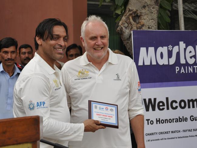 Famous Pakistani fast bowler Shoaib Akhtar (left), with Australia’s High Commissioner to Pakistan, Peter Heyward (right) after last year’s inaugural Fayyaz Sumbal Cup.