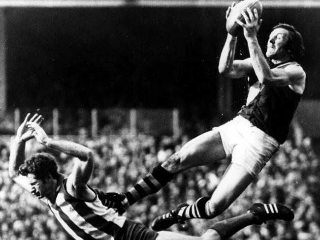 Would this famous Kevin Sheedy mark in the 1974 Grand Final be allowed under the new rule?