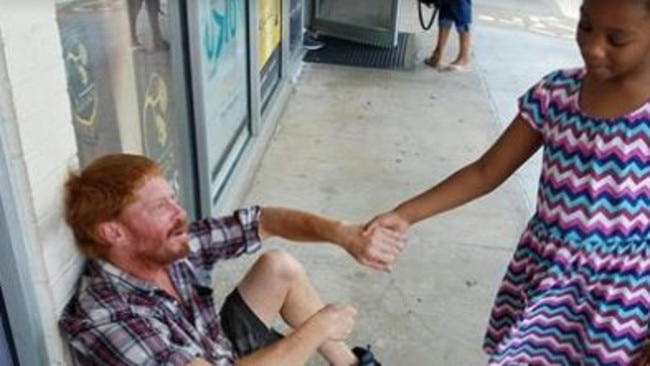 Little girl helps homeless man: Photo goes viral | news.com.au