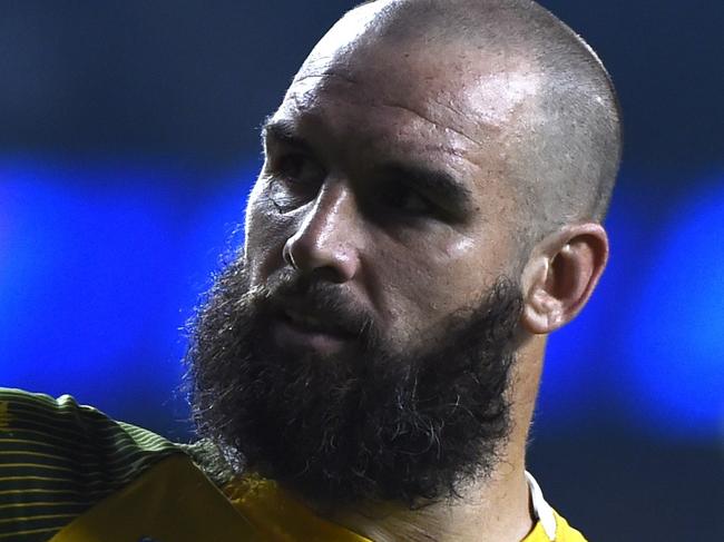 Australia's flanker Scott Fardy gives the thumbs up after winning a Pool A match of the 2015 Rugby World Cup between England and Australia at Twickenham stadium, south west London, on October 3, 2015. AFP PHOTO / LOIC VENANCE RESTRICTED TO EDITORIAL USE, NO USE IN LIVE MATCH TRACKING SERVICES, TO BE USED AS NON-SEQUENTIAL STILLS