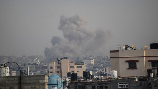 Smoke rising from Israeli air strikes on the city of Khan Yunis on December 20, 2023 in Khan Yunis, Gaza. Picture: Ahmad Hasaballah/Getty Images