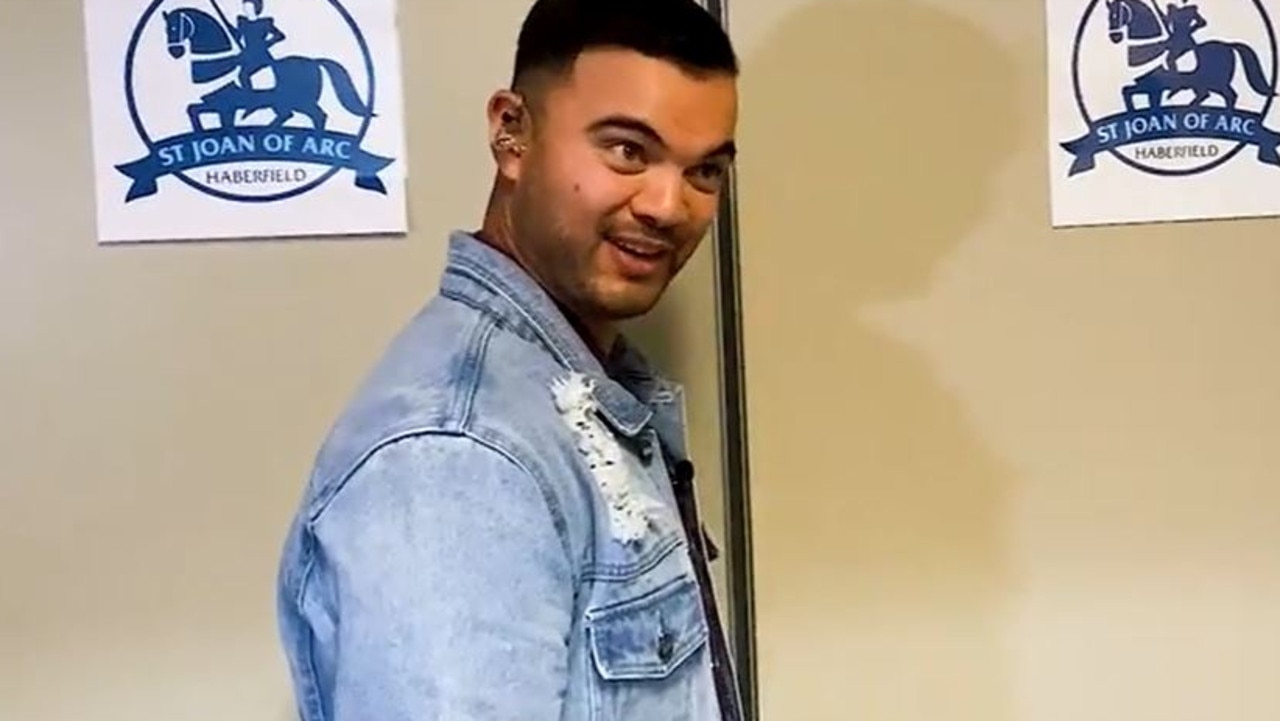 Guy Sebastian paid a surprise visit to a primary school choir rehearsal ...