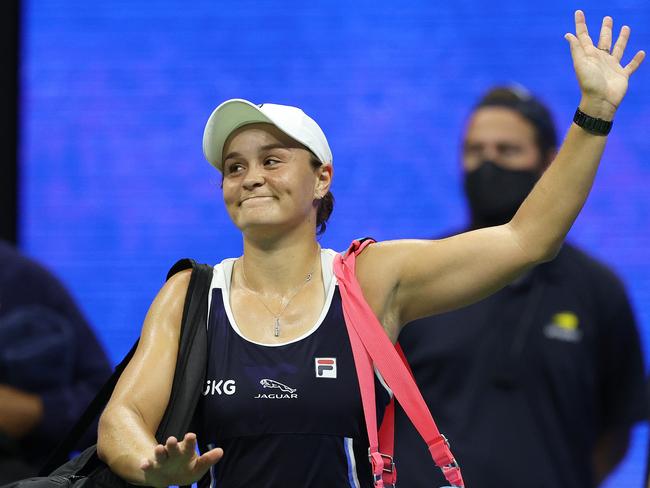 NEW YORK, NEW YORK - SEPTEMBER 04: Ashleigh Barty of Australia walks off the court after a loss to Shelby Rogers of the United States during her Womenâs Singles third round match on Day Six of the 2021 US Open at the USTA Billie Jean King National Tennis Center on September 04, 2021 in the Flushing neighborhood of the Queens borough of New York City.   Elsa/Getty Images/AFP == FOR NEWSPAPERS, INTERNET, TELCOS & TELEVISION USE ONLY ==