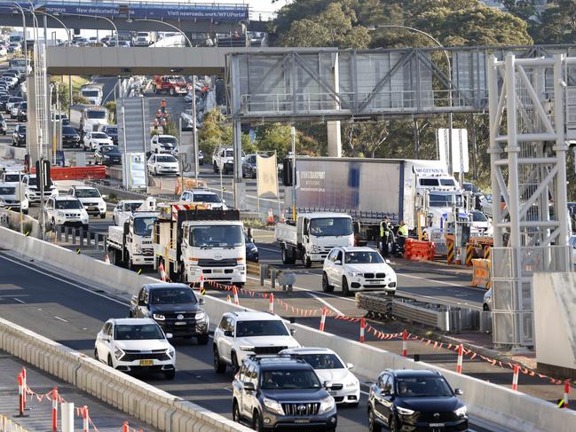 SYDNEY, AUSTRALIA - NewsWire Photos OCTOBER 17, 2024: Traffic backed up near the Sydney Harbour tunnel due to an earlier incident where an over hight vehicle was at the Sydney Harbour Tunnel, North Sydney.Picture: NewsWire / Damian Shaw