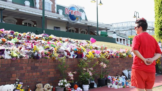 Members of the public pay tribute at Dreamworld on October 28, 2016. (Photo by Tertius Pickard/Getty Images)