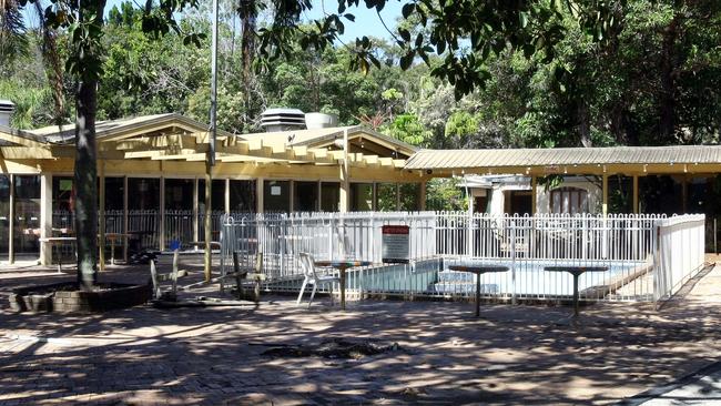 The decaying Tipplers Tavern before its demolition.