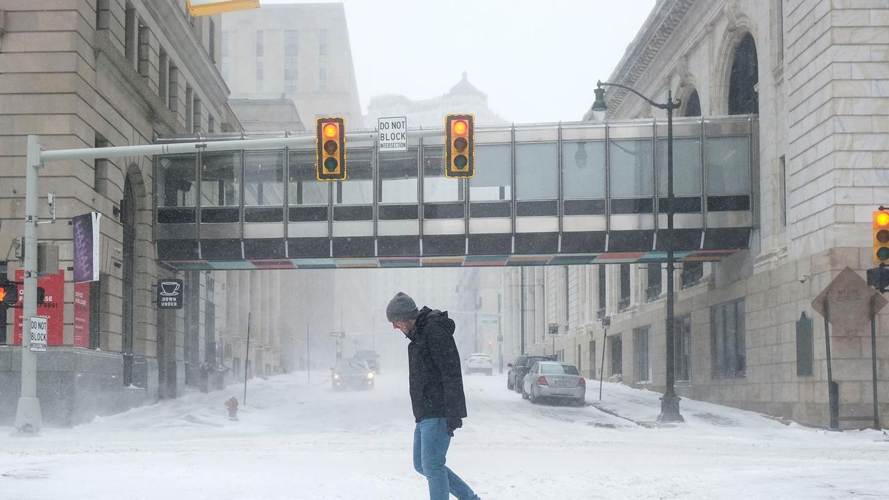 Detroit residents brave the frigid temperatures and heavy gusts of wind in downtown Detroit on December 23, 2022. (Photo by Matthew Hatcher / GETTY IMAGES NORTH AMERICA / Getty Images via AFP)