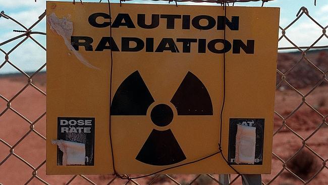  Maralinga Taranaki atom bomb nuclear test site. "Caution Radiation" sign. radioactivity /SA/Maralinga /Ra...