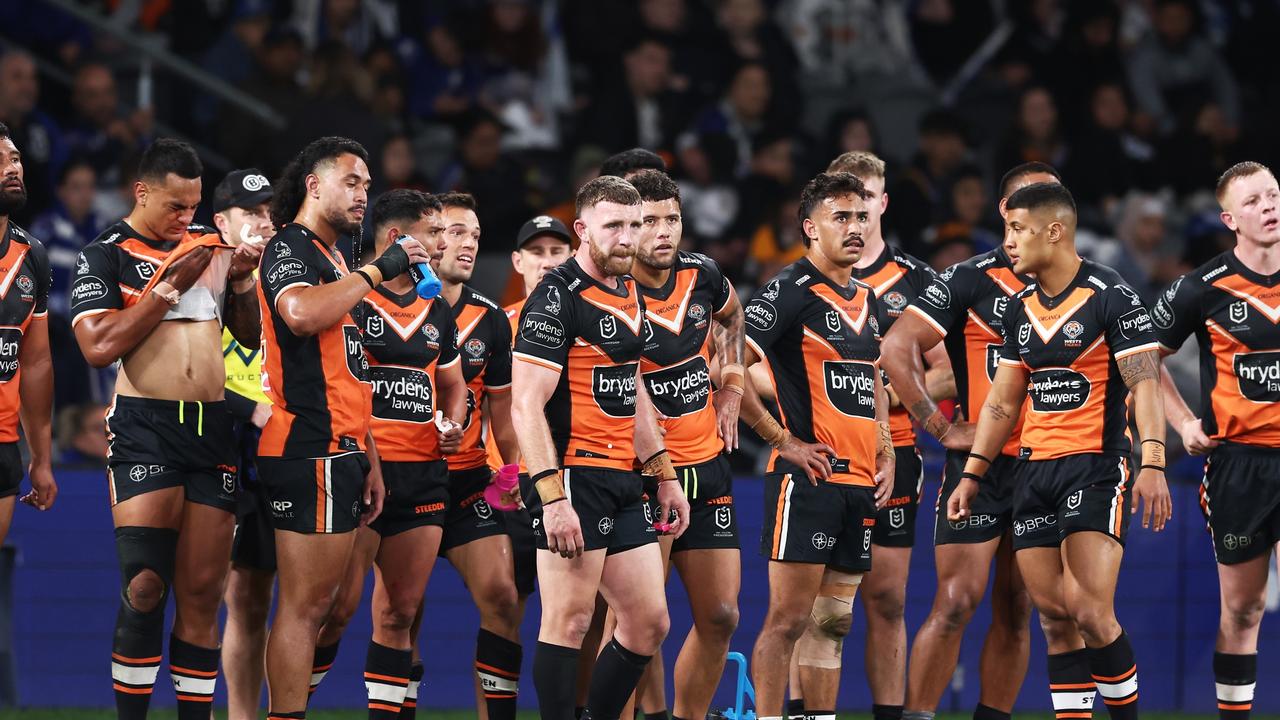 SYDNEY, AUSTRALIA - JUNE 19: The Tigers look dejected after a Bulldogs try during the round 15 NRL match between the Canterbury Bulldogs and the Wests Tigers at CommBank Stadium, on June 19, 2022, in Sydney, Australia. (Photo by Matt King/Getty Images)