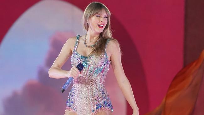 TOKYO, JAPAN - FEBRUARY 07: EDITORIAL USE ONLY. NO BOOK COVERS. Taylor Swift performs onstage during 