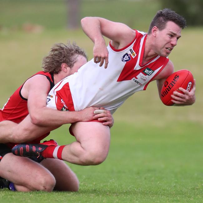 Ararat’s Daniel Mendes breaks free.