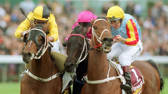 Northerly, Viscount and Sunline fight to the finish in the 2001 Cox Plate.