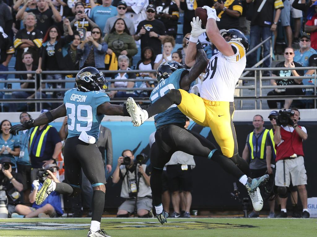 Pittsburgh Steelers tight end Vance McDonald catches an 11-yard touchdown pass.