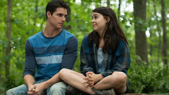 Surprising depth ... She may not actually be `fat’ or `ugly’, but Mae Whitman, here with Robbie Amell is well cast in The DUFF.