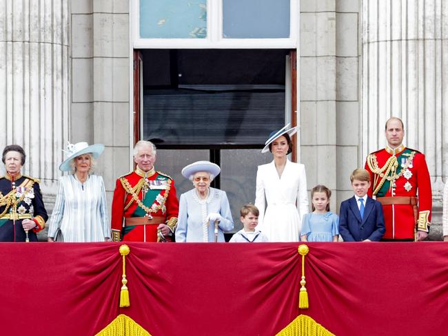 LONDON, ENGLAND - JUNE 02:  (3L-R) Prince Edward, Duke of Kent, Timothy Laurence, Princess Anne, Princess Royal, Camilla, Duchess of Cornwall, Prince Charles, Prince of Wales, Queen Elizabeth II, Prince Louis of Cambridge, Catherine, Duchess of Cambridge, Princess Charlotte of Cambridge, Prince George of Cambridge, Prince William, Duke of Cambridge, Sophie, Countess of Wessex, James, Viscount Severn, Lady Louise Windsor and Prince Edward, Earl of Wessex on the balcony of Buckingham Palace watch the RAF flypast during the Trooping the Colour parade on June 02, 2022 in London, England. The Platinum Jubilee of Elizabeth II is being celebrated from June 2 to June 5, 2022, in the UK and Commonwealth to mark the 70th anniversary of the accession of Queen Elizabeth II on 6 February 1952.  (Photo by Chris Jackson/Getty Images)