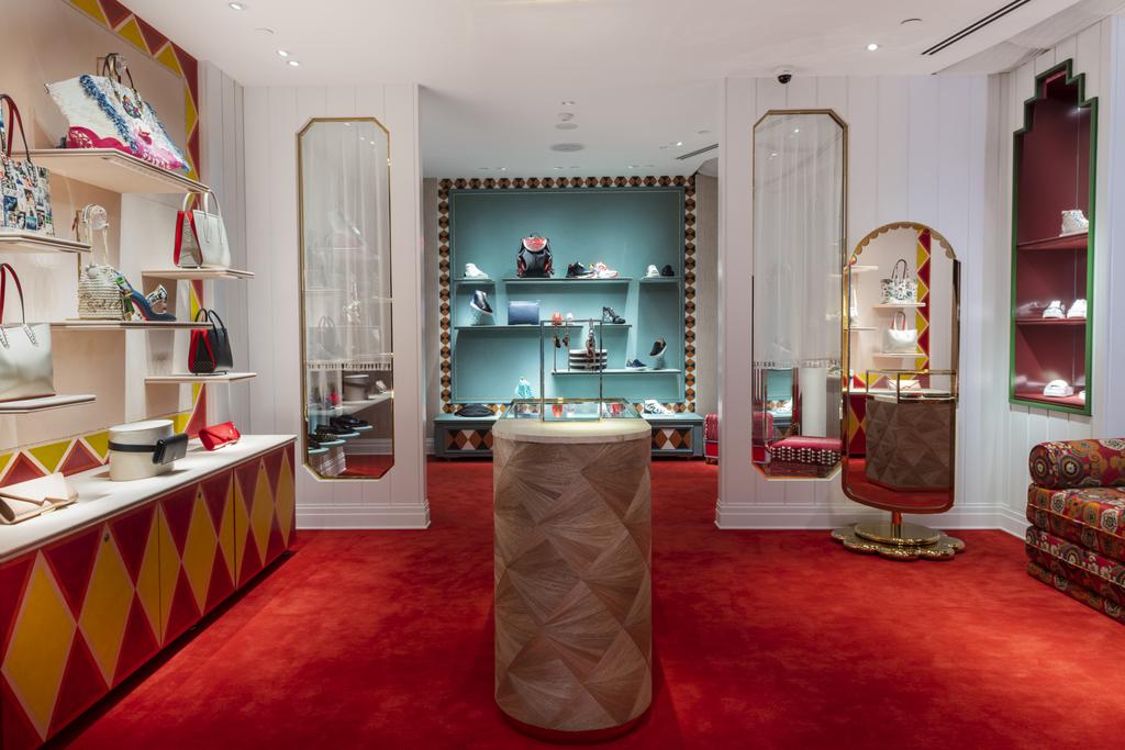 Christian Louboutin Boutiques, Content