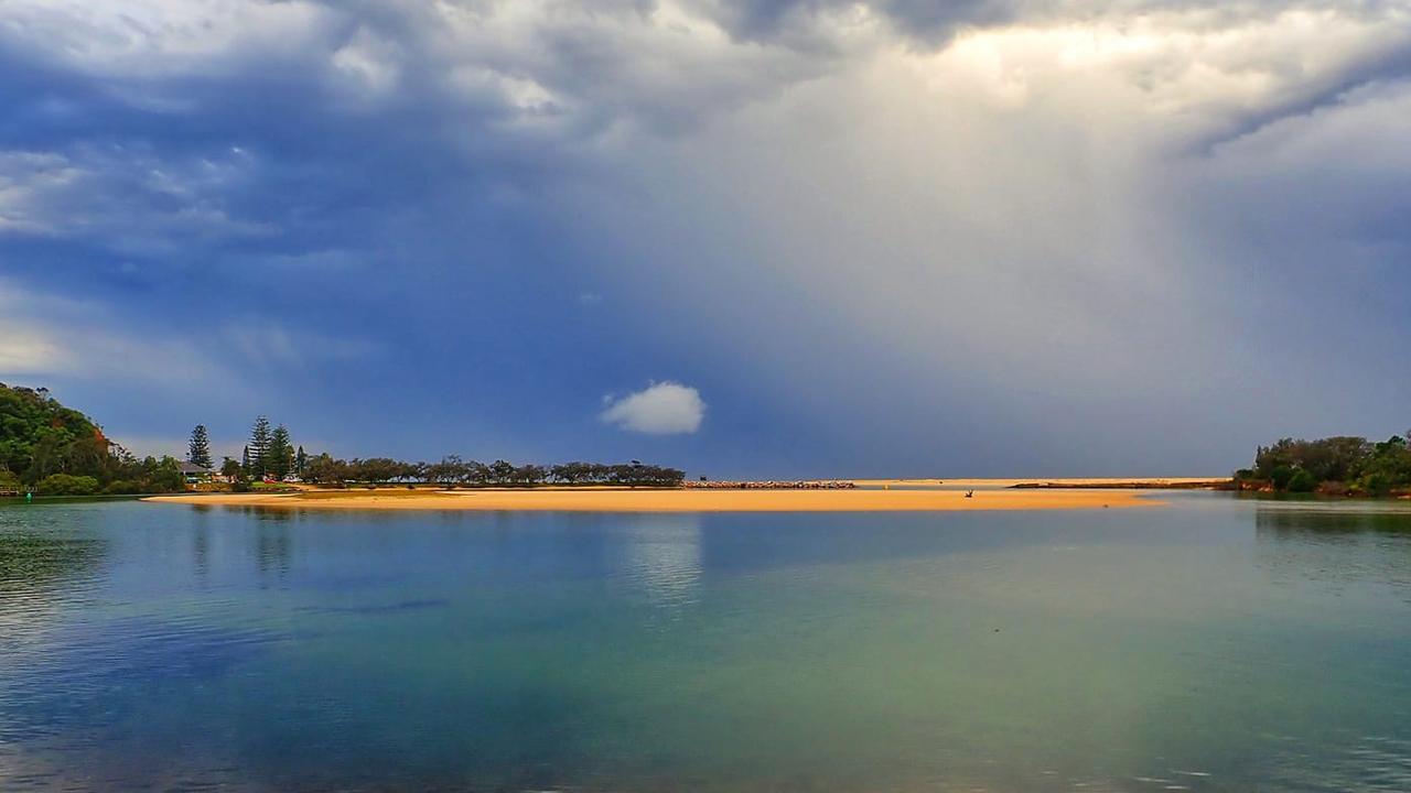 Storm sweeping across the Nambucca River captured by Bronwyn Hawkes.