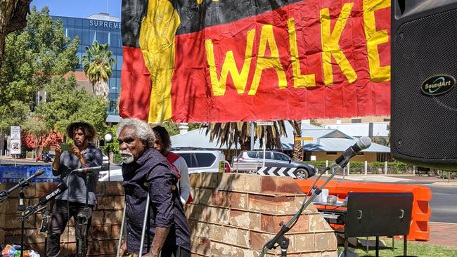 Ned Jampijinpa Hargraves addresses family members of slain teen Kumanjayi Walker outside the Alice Springs Local Court on Tuesday. Picture: Jason Walls