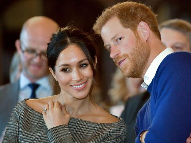 TOPSHOT - Britain's Prince Harry and his fiancée US actress Meghan Markle watch a dance performance by Jukebox Collective during a visit at Cardiff Castle in Cardiff, south Wales on January 18, 2018, for a day showcasing the rich culture and heritage of Wales. / AFP PHOTO / POOL / Ben Birchall