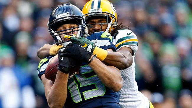 Jermaine Kearse #15 of the Seattle Seahawks catches a 35 yard game-winning touchdown.