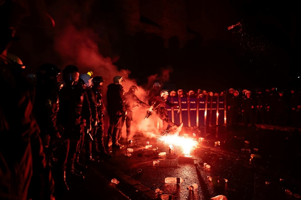 Thousands defy Erdogan warning to march in Istanbul