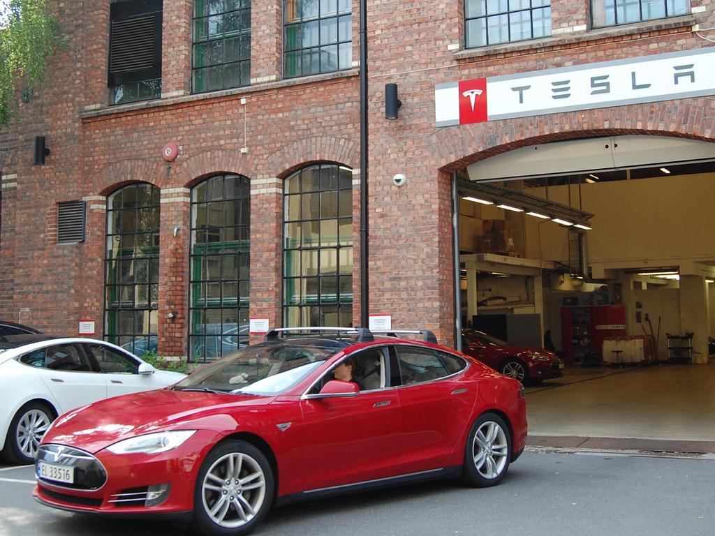 A picture taken on July 31, 2018 shows a Model S electric car of US car maker Tesla leaving a Tesla service center in Oslo, Norway.  In the first half of 2018, Tesla has become the fourth company with the highest number of complaints to the Norwegian Consumer Council. / AFP PHOTO / Pierre-Henry DESHAYES