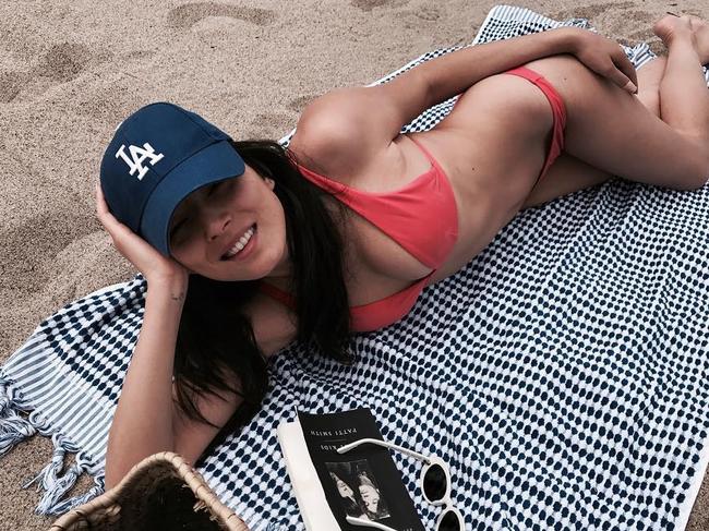 Bangin' Jessica Gomes gets a tan while we all freeze our bits off... 