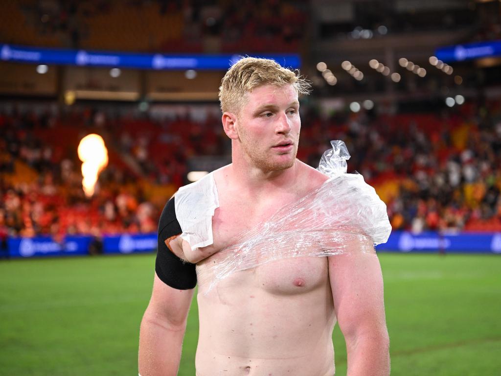 Tom Flegler leaves the field after injuring his shoulder in round five. Picture: NRL Imagery