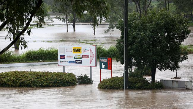 Entrance to Oxley Bunnings in.