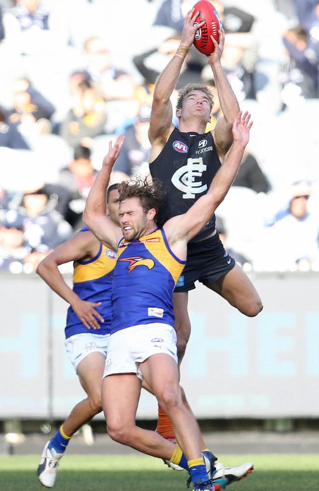 Sam Kerridge takes a strong grab in the final quarter. Picture: Michael Klein