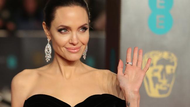 US actress Angelina Jolie poses on the red carpet upon arrival at the BAFTA British Academy Film Awards at the Royal Albert Hall in London on February 18, 2018. / AFP PHOTO / Daniel LEAL-OLIVAS