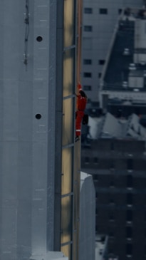 Jared Leto scales the landmark Empire State Building to announce Thirty Seconds to Mars world tour