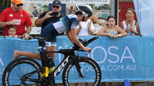 Natalie Van Coevorden heading into transition at the Noosa Triathlon.