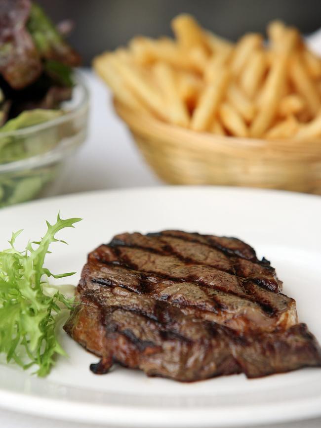 Steak frites at France-Soir.