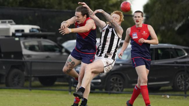 SFNL: Chelsea Heights’ Aaron Rhodes and Heatherton’s Ben Clark-Henry collide. Picture: Valeriu Campan