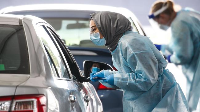 Cars line up at a coronavirus testing site at Tarneit. Picture: NCA NewsWire / Ian Currie